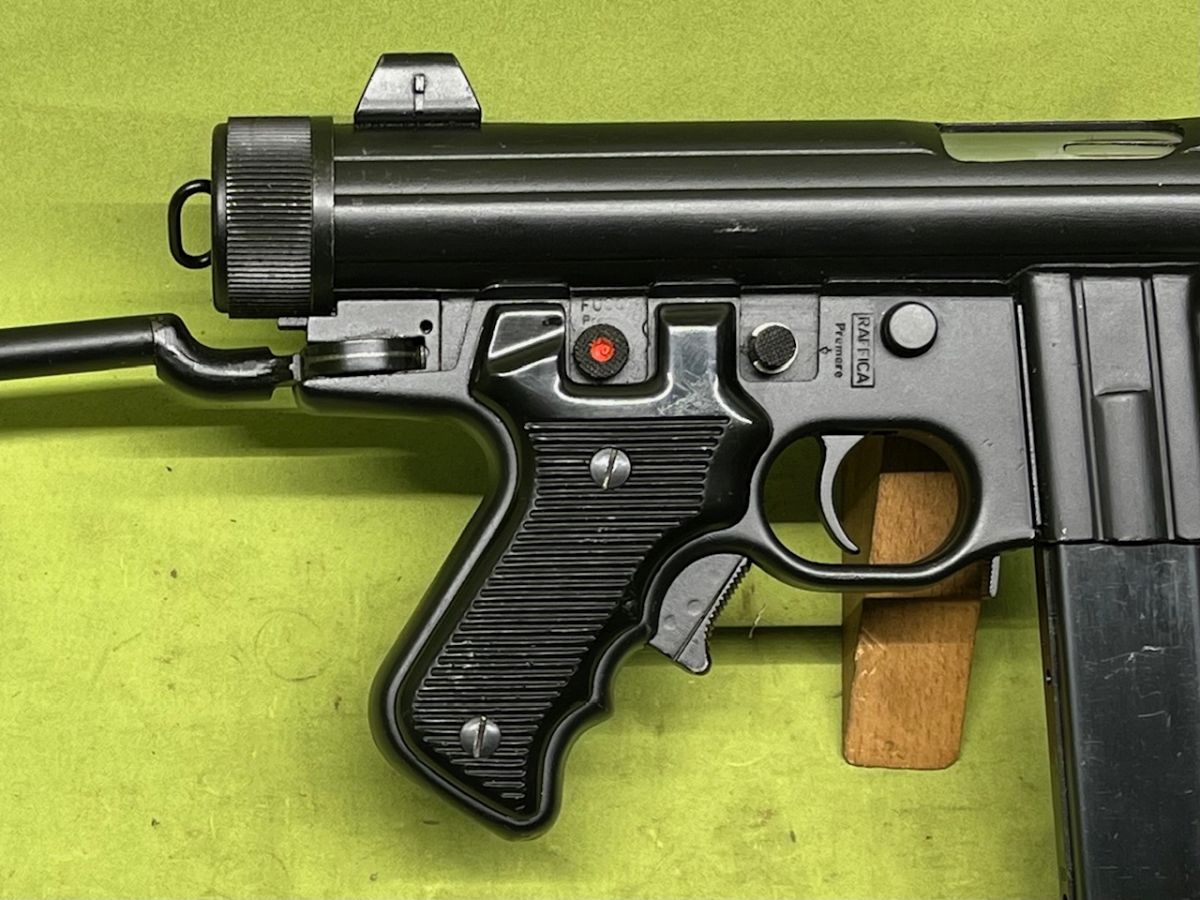 Pistolet samopowtarzalny Beretta M12 kal. 9x19 mm wyprodukowany we włoskiej fabryce Pietro Beretta. Broń opracowana została w latach 50 XX w. W roku 1959 Pistolet został wprowadzony na wyposażenie Armii Włoskiej, a w późniejszym okresie eksportowany był do innych krajów. Broń działa na zasadzie odrzutu zamka swobodnego o konstrukcji teleskopowej.Oferowany egzemplarz broni jest w stanie bardzo dobrym, wygląda praktycznie jak nowy, jeżeli był strzelany, to na prawdę niewiele. Broń nie posiada śladów użytkowania, jedynie delikatne ślady długoletniego magazynowania. Oryginalna powłoka, wykończenie czarny mat. Powierzchnia zamka oraz lufa chromowane w stanie idealnym - lustro. Na terenie Polski dowóz do klienta w cenie. 