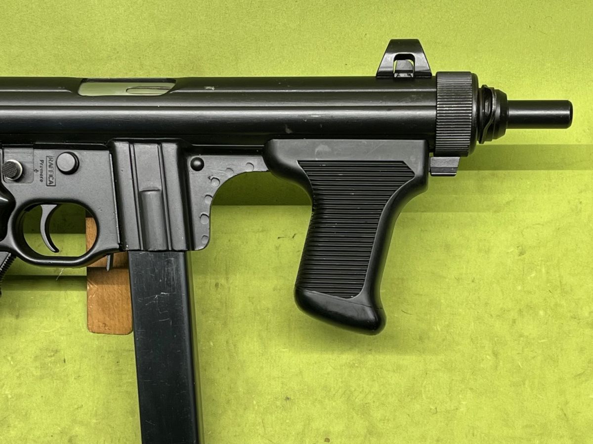 Pistolet samopowtarzalny Beretta M12 kal. 9x19 mm wyprodukowany we włoskiej fabryce Pietro Beretta. Broń opracowana została w latach 50 XX w. W roku 1959 Pistolet został wprowadzony na wyposażenie Armii Włoskiej, a w późniejszym okresie eksportowany był do innych krajów. Broń działa na zasadzie odrzutu zamka swobodnego o konstrukcji teleskopowej.Oferowany egzemplarz broni jest w stanie bardzo dobrym, wygląda praktycznie jak nowy, jeżeli był strzelany, to na prawdę niewiele. Broń nie posiada śladów użytkowania, jedynie delikatne ślady długoletniego magazynowania. Oryginalna powłoka, wykończenie czarny mat. Powierzchnia zamka oraz lufa chromowane w stanie idealnym - lustro. Na terenie Polski dowóz do klienta w cenie. 