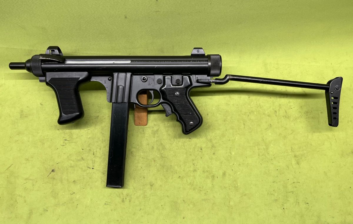 Pistolet samopowtarzalny Beretta M12 kal. 9x19 mm wyprodukowany we włoskiej fabryce Pietro Beretta. Broń opracowana została w latach 50 XX w. W roku 1959 Pistolet został wprowadzony na wyposażenie Armii Włoskiej, a w późniejszym okresie eksportowany był do innych krajów. Broń działa na zasadzie odrzutu zamka swobodnego o konstrukcji teleskopowej.Oferowany egzemplarz broni jest w stanie bardzo dobrym, wygląda praktycznie jak nowy, jeżeli był strzelany, to na prawdę niewiele. Broń nie posiada śladów użytkowania, jedynie delikatne ślady długoletniego magazynowania. Oryginalna powłoka, wykończenie czarny mat. Powierzchnia zamka oraz lufa chromowane w stanie idealnym - lustro. Na terenie Polski dowóz do klienta w cenie. 