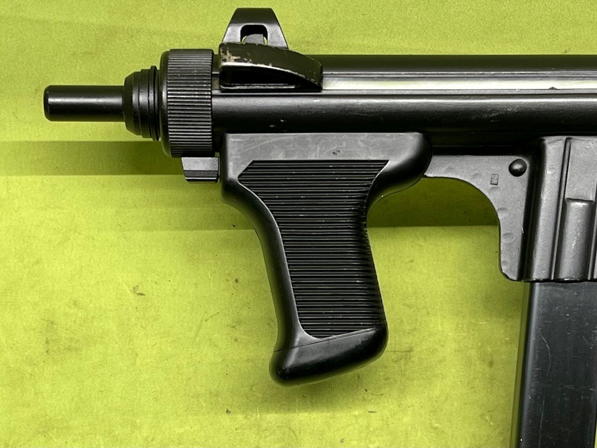 Pistolet samopowtarzalny Beretta M12 kal. 9x19 mm wyprodukowany we włoskiej fabryce Pietro Beretta. Broń opracowana została w latach 50 XX w. W roku 1959 Pistolet został wprowadzony na wyposażenie Armii Włoskiej, a w późniejszym okresie eksportowany był do innych krajów. Broń działa na zasadzie odrzutu zamka swobodnego o konstrukcji teleskopowej.Oferowany egzemplarz broni jest w stanie bardzo dobrym, wygląda praktycznie jak nowy, jeżeli był strzelany, to na prawdę niewiele. Broń nie posiada śladów użytkowania, jedynie delikatne ślady długoletniego magazynowania. Oryginalna powłoka, wykończenie czarny mat. Powierzchnia zamka oraz lufa chromowane w stanie idealnym - lustro. Na terenie Polski dowóz do klienta w cenie. 