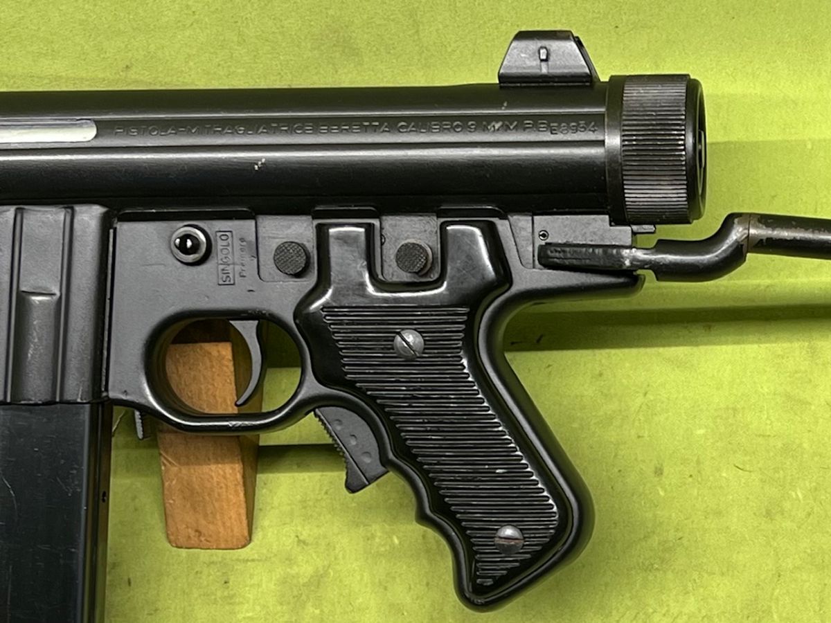 Pistolet samopowtarzalny Beretta M12 kal. 9x19 mm wyprodukowany we włoskiej fabryce Pietro Beretta. Broń opracowana została w latach 50 XX w. W roku 1959 Pistolet został wprowadzony na wyposażenie Armii Włoskiej, a w późniejszym okresie eksportowany był do innych krajów. Broń działa na zasadzie odrzutu zamka swobodnego o konstrukcji teleskopowej.Oferowany egzemplarz broni jest w stanie bardzo dobrym, wygląda praktycznie jak nowy, jeżeli był strzelany, to na prawdę niewiele. Broń nie posiada śladów użytkowania, jedynie delikatne ślady długoletniego magazynowania. Oryginalna powłoka, wykończenie czarny mat. Powierzchnia zamka oraz lufa chromowane w stanie idealnym - lustro. Na terenie Polski dowóz do klienta w cenie. 