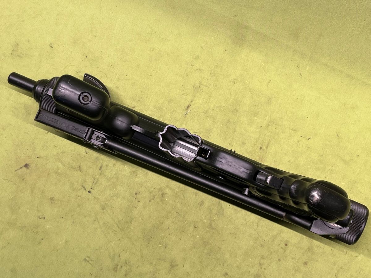 Pistolet samopowtarzalny Beretta M12 kal. 9x19 mm wyprodukowany we włoskiej fabryce Pietro Beretta. Broń opracowana została w latach 50 XX w. W roku 1959 Pistolet został wprowadzony na wyposażenie Armii Włoskiej, a w późniejszym okresie eksportowany był do innych krajów. Broń działa na zasadzie odrzutu zamka swobodnego o konstrukcji teleskopowej.Oferowany egzemplarz broni jest w stanie bardzo dobrym, wygląda praktycznie jak nowy, jeżeli był strzelany, to na prawdę niewiele. Broń nie posiada śladów użytkowania, jedynie delikatne ślady długoletniego magazynowania. Oryginalna powłoka, wykończenie czarny mat. Powierzchnia zamka oraz lufa chromowane w stanie idealnym - lustro. Na terenie Polski dowóz do klienta w cenie. 