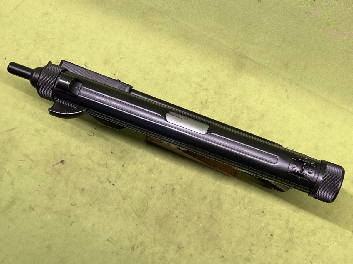 Pistolet samopowtarzalny Beretta M12 kal. 9x19 mm wyprodukowany we włoskiej fabryce Pietro Beretta. Broń opracowana została w latach 50 XX w. W roku 1959 Pistolet został wprowadzony na wyposażenie Armii Włoskiej, a w późniejszym okresie eksportowany był do innych krajów. Broń działa na zasadzie odrzutu zamka swobodnego o konstrukcji teleskopowej.Oferowany egzemplarz broni jest w stanie bardzo dobrym, wygląda praktycznie jak nowy, jeżeli był strzelany, to na prawdę niewiele. Broń nie posiada śladów użytkowania, jedynie delikatne ślady długoletniego magazynowania. Oryginalna powłoka, wykończenie czarny mat. Powierzchnia zamka oraz lufa chromowane w stanie idealnym - lustro. Na terenie Polski dowóz do klienta w cenie. 