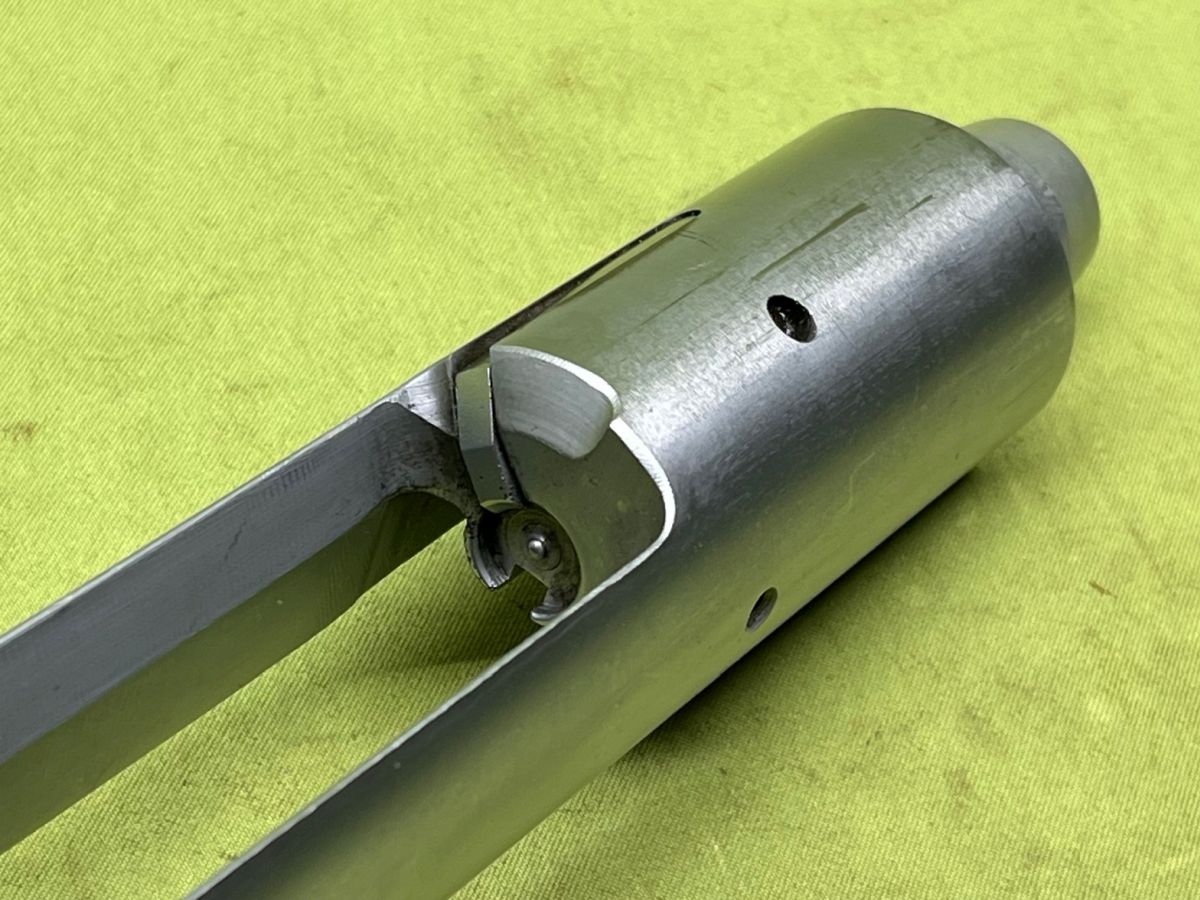 Pistolet samopowtarzalny Beretta M12 kal. 9x19 mm wyprodukowany we włoskiej fabryce Pietro Beretta. Broń opracowana została w latach 50 XX w. W roku 1959 Pistolet został wprowadzony na wyposażenie Armii Włoskiej, a w późniejszym okresie eksportowany był do innych krajów. Broń działa na zasadzie odrzutu zamka swobodnego o konstrukcji teleskopowej.Oferowany egzemplarz broni jest w stanie bardzo dobrym, wygląda praktycznie jak nowy, jeżeli był strzelany, to na prawdę niewiele. Broń nie posiada śladów użytkowania, jedynie delikatne ślady długoletniego magazynowania. Oryginalna powłoka, wykończenie czarny mat. Powierzchnia zamka oraz lufa chromowane w stanie idealnym - lustro. Na terenie Polski dowóz do klienta w cenie. 