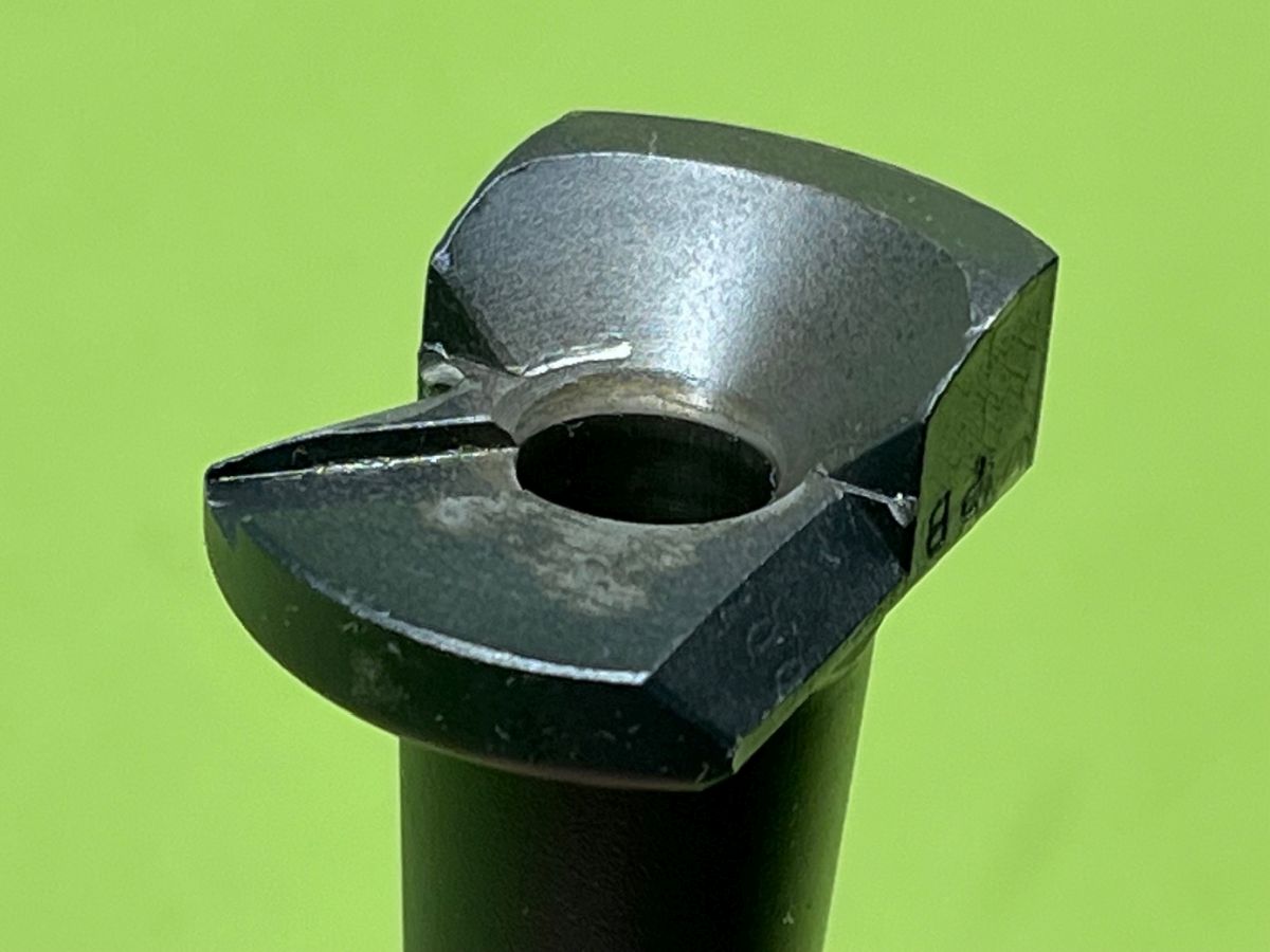 Pistolet samopowtarzalny Beretta M12 kal. 9x19 mm wyprodukowany we włoskiej fabryce Pietro Beretta. Broń opracowana została w latach 50 XX w. W roku 1959 Pistolet został wprowadzony na wyposażenie Armii Włoskiej, a w późniejszym okresie eksportowany był do innych krajów. Broń działa na zasadzie odrzutu zamka swobodnego o konstrukcji teleskopowej.Oferowany egzemplarz broni jest w stanie bardzo dobrym, wygląda praktycznie jak nowy, jeżeli był strzelany, to na prawdę niewiele. Broń nie posiada śladów użytkowania, jedynie delikatne ślady długoletniego magazynowania. Oryginalna powłoka, wykończenie czarny mat. Powierzchnia zamka oraz lufa chromowane w stanie idealnym - lustro. Na terenie Polski dowóz do klienta w cenie. 