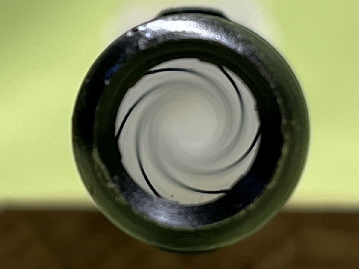 Pistolet samopowtarzalny Beretta M12 kal. 9x19 mm wyprodukowany we włoskiej fabryce Pietro Beretta. Broń opracowana została w latach 50 XX w. W roku 1959 Pistolet został wprowadzony na wyposażenie Armii Włoskiej, a w późniejszym okresie eksportowany był do innych krajów. Broń działa na zasadzie odrzutu zamka swobodnego o konstrukcji teleskopowej.Oferowany egzemplarz broni jest w stanie bardzo dobrym, wygląda praktycznie jak nowy, jeżeli był strzelany, to na prawdę niewiele. Broń nie posiada śladów użytkowania, jedynie delikatne ślady długoletniego magazynowania. Oryginalna powłoka, wykończenie czarny mat. Powierzchnia zamka oraz lufa chromowane w stanie idealnym - lustro. Na terenie Polski dowóz do klienta w cenie. 