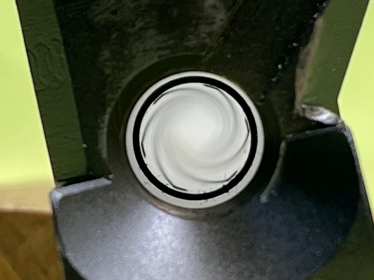 Pistolet samopowtarzalny Beretta M12 kal. 9x19 mm wyprodukowany we włoskiej fabryce Pietro Beretta. Broń opracowana została w latach 50 XX w. W roku 1959 Pistolet został wprowadzony na wyposażenie Armii Włoskiej, a w późniejszym okresie eksportowany był do innych krajów. Broń działa na zasadzie odrzutu zamka swobodnego o konstrukcji teleskopowej.Oferowany egzemplarz broni jest w stanie bardzo dobrym, wygląda praktycznie jak nowy, jeżeli był strzelany, to na prawdę niewiele. Broń nie posiada śladów użytkowania, jedynie delikatne ślady długoletniego magazynowania. Oryginalna powłoka, wykończenie czarny mat. Powierzchnia zamka oraz lufa chromowane w stanie idealnym - lustro. Na terenie Polski dowóz do klienta w cenie. 